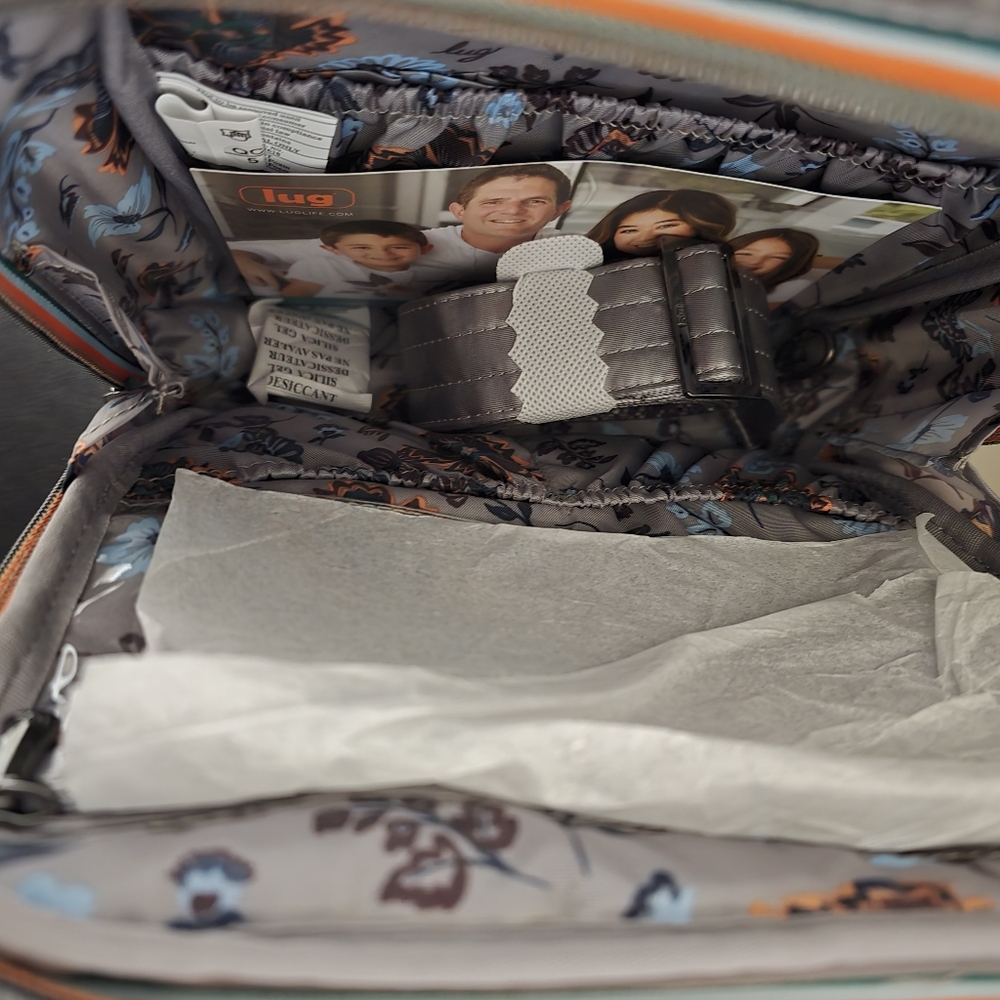 New Lug Medium Cargo Crossbody Wrangler - Color: Metallic Pearl - Picture 7 of 9